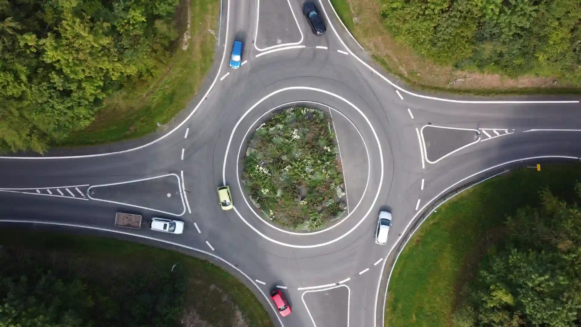 Who Has the Right-of-Way in a Roundabout in Littleton, CO?